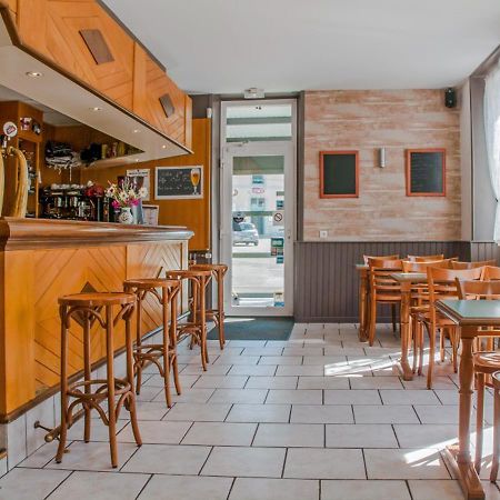 Cafe Hotel De La Gare Champagnole Exteriör bild