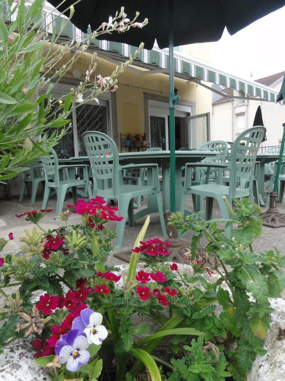 Cafe Hotel De La Gare Champagnole Exteriör bild