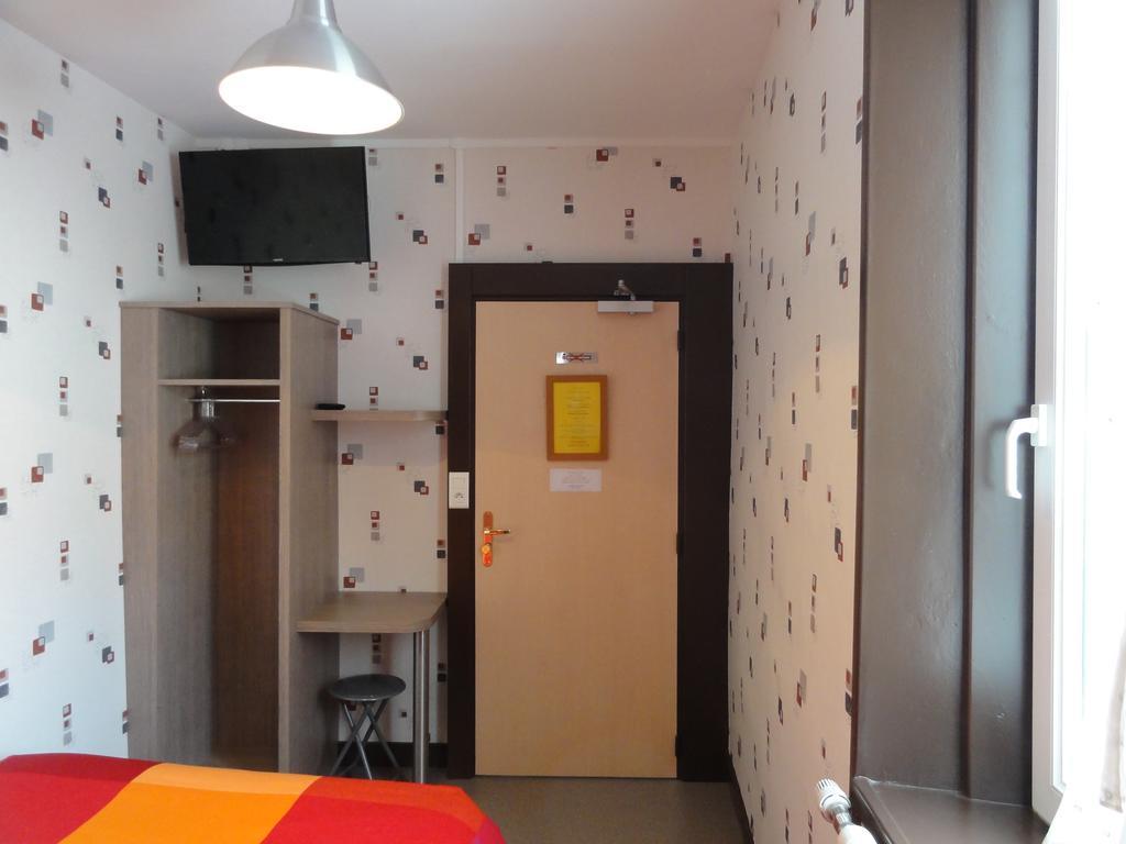 Cafe Hotel De La Gare Champagnole Exteriör bild