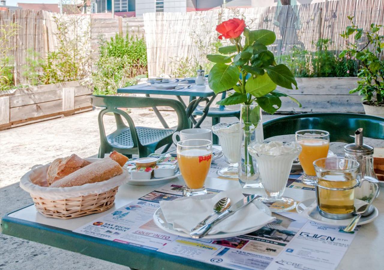 Cafe Hotel De La Gare Champagnole Exteriör bild