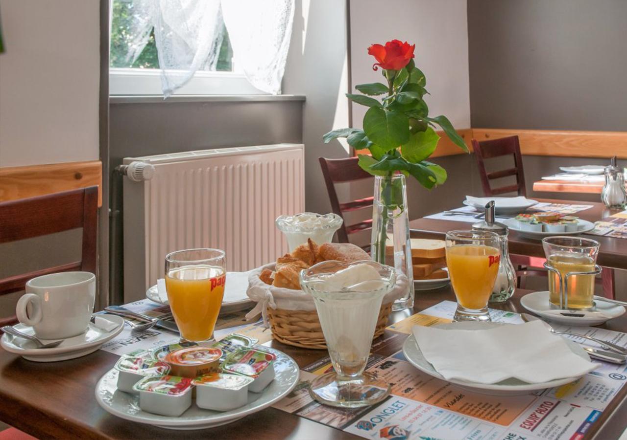 Cafe Hotel De La Gare Champagnole Exteriör bild
